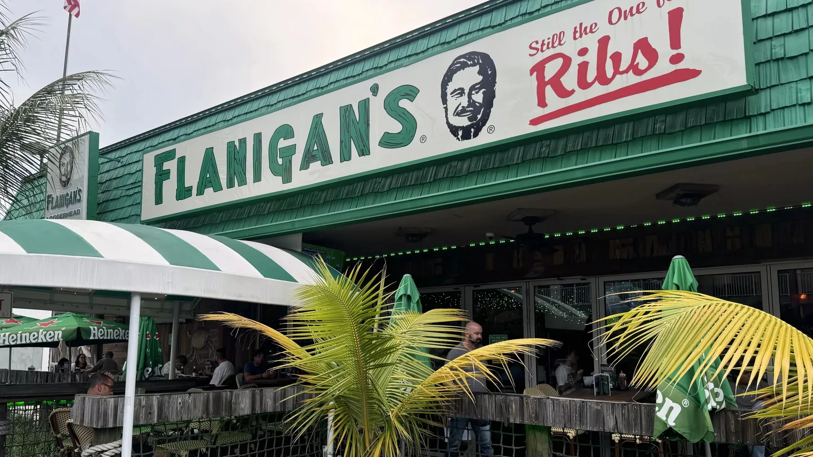 Flanigan's Seafood Bar and Grill storefront